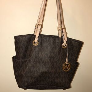 •••••
Michael Michael Kors Signature Bag